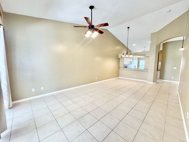 Building Photo - ** IBIS COVE ** 3 BED / 2 BATH - 2 CAR GAR...