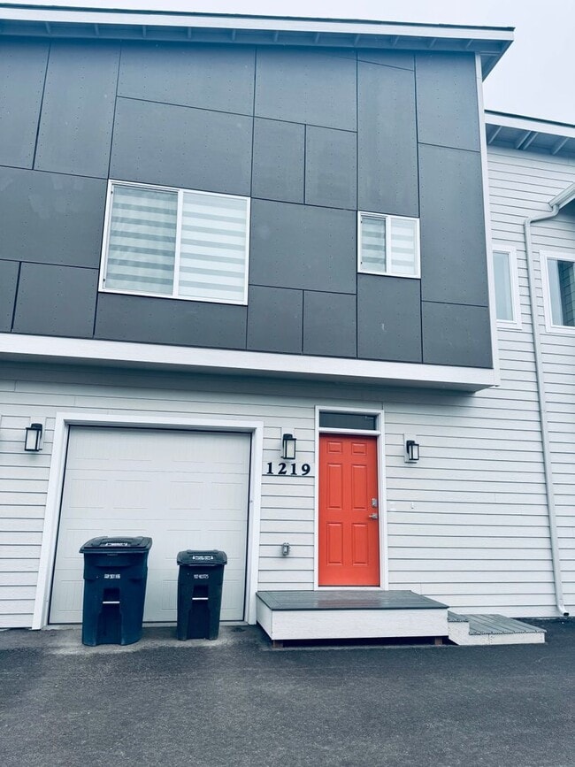 Building Photo - Beautifully designed condo!