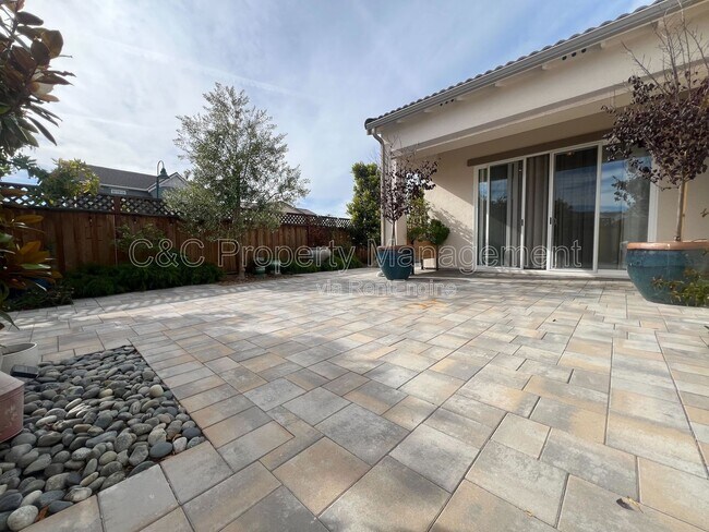 Foto del edificio - 2996 Minaret Wy