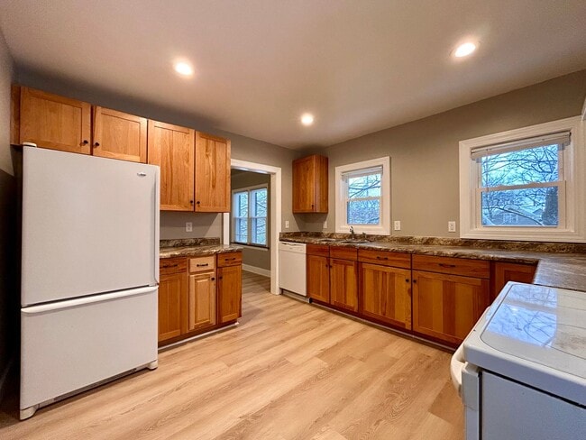 Building Photo - 297 W Larch Ave