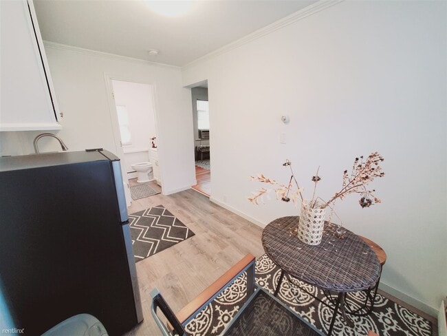 Building Photo - Studio, 1 bath Condo - 246 Knickerbocker A...