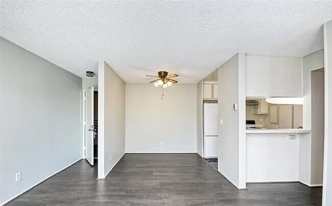 Building Photo - Two Bedroom Available in Beautiful Lake Pa...