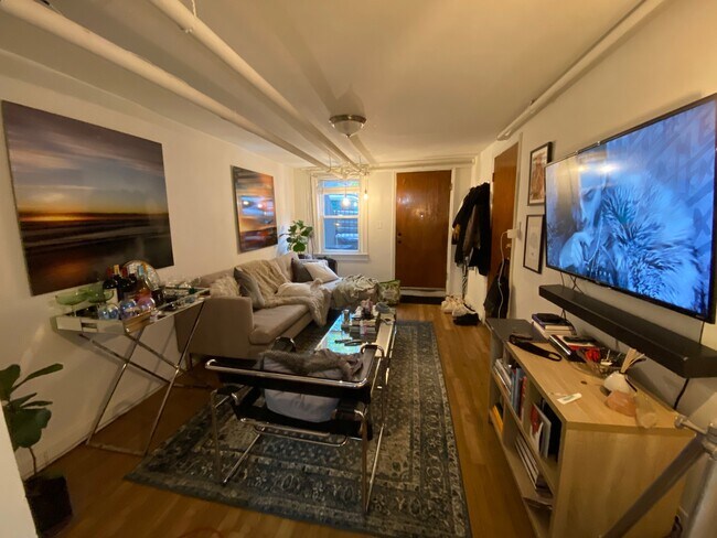 Sala de estar - vista desde la cocina - 317 7th St