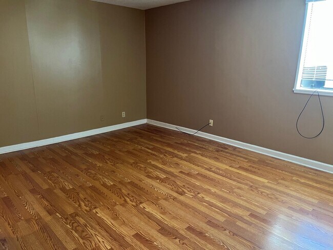 Building Photo - 342 Waller Ave