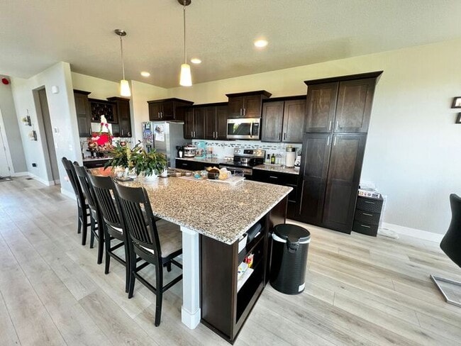 Building Photo - Stunning, open concept 4 bed, 3.5 bath hom...