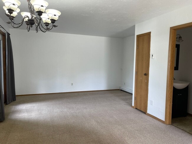 Building Photo - 2 bedroom condo w/washer & dryer