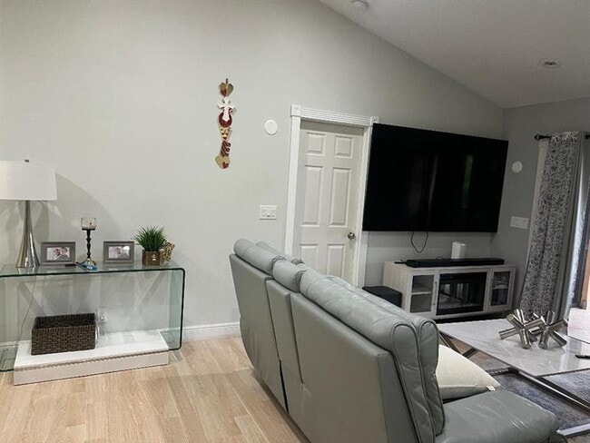 Foto del edificio - 5721 Riverside Dr