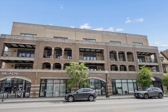 Building Photo - 1423 W Belmont Ave