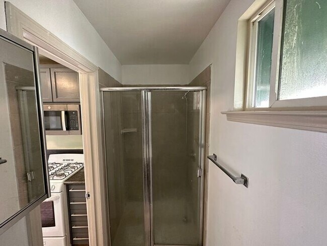 Building Photo - Charming Cottage for Rent in West Oakland!