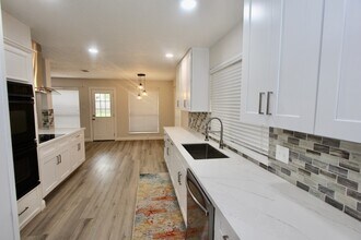 Building Photo - 3015 Green Fields Dr