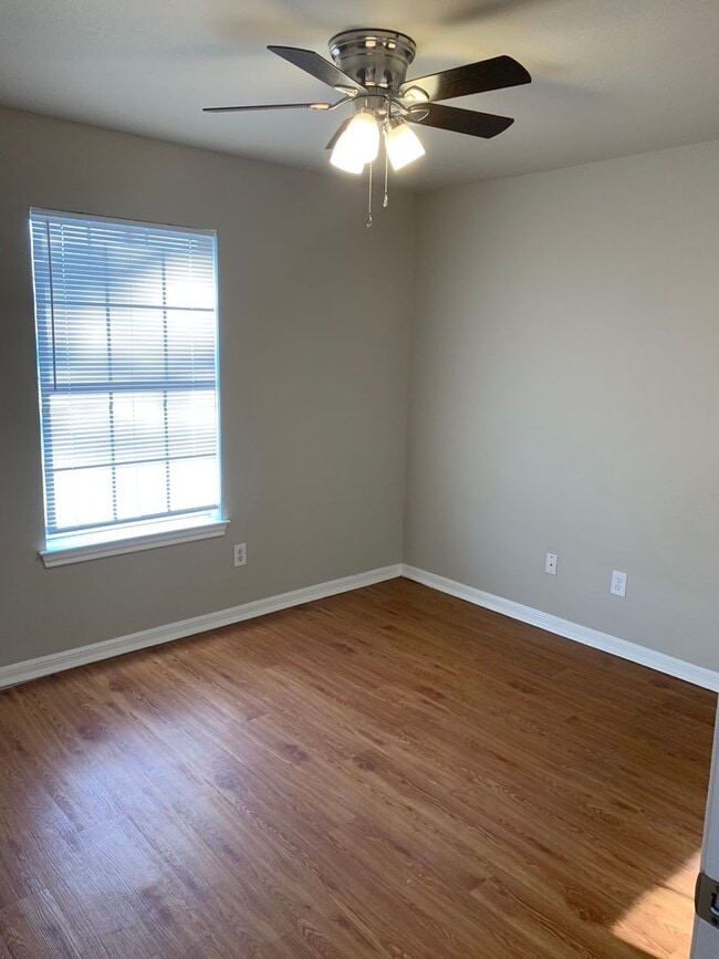 Building Photo - 3 bedroom 2 bath with Garage