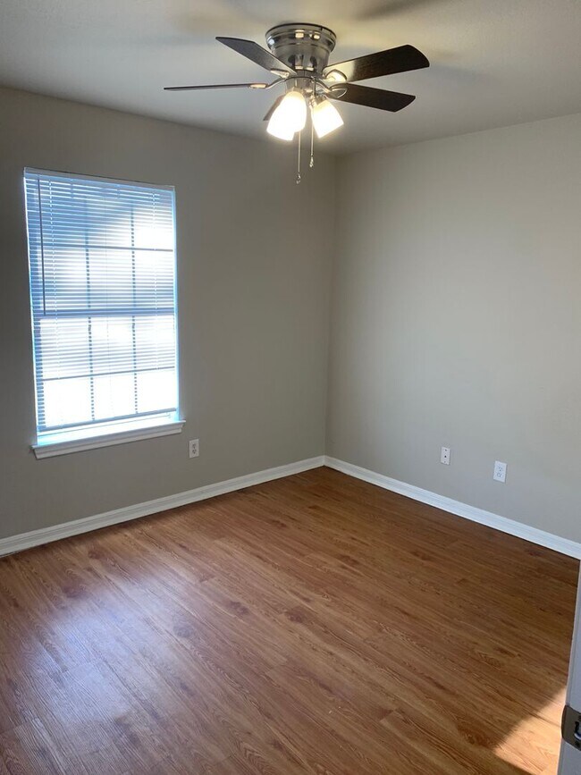 Foto del edificio - 3 bedroom 2 bath with Garage