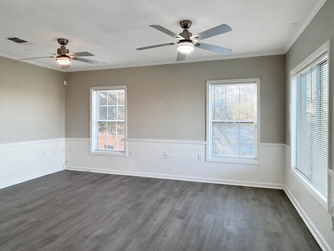 Building Photo - Canyon Lake Upstairs 1/1 — Remodeled, Deck + Hill Country Scenery