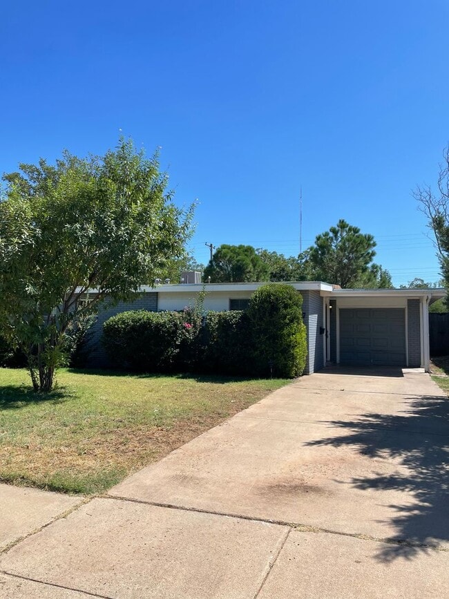 Building Photo - Updated 3/2/1 in great area with over-the-...