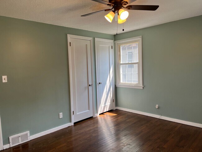 Building Photo - House: 3 bedrooms 1 bathroom in New Britain