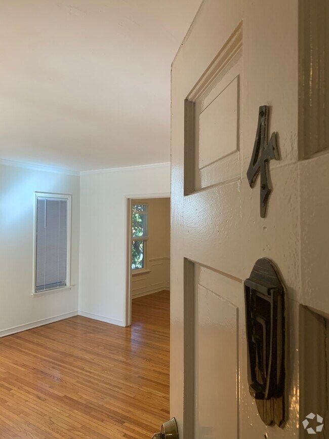 Building Photo - 412 N Doheny Dr