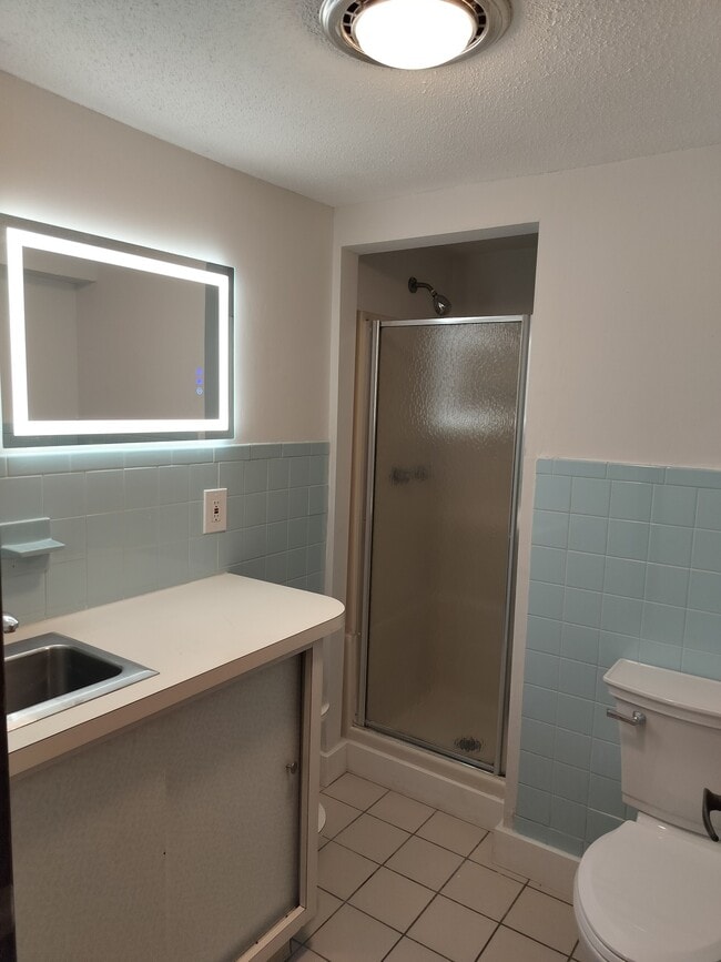 Baño - 326 S Center St