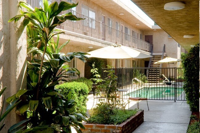 Foto del edificio - Vanowen Plaza