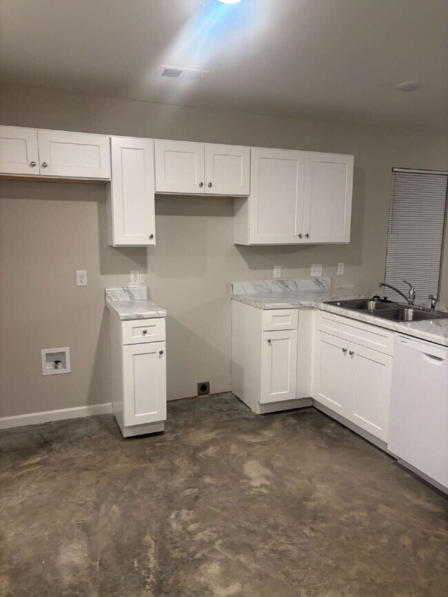 Foto del edificio - "Charming 4-Bedroom Retreat with 2 Full Baths on Sunny View Drive!"
