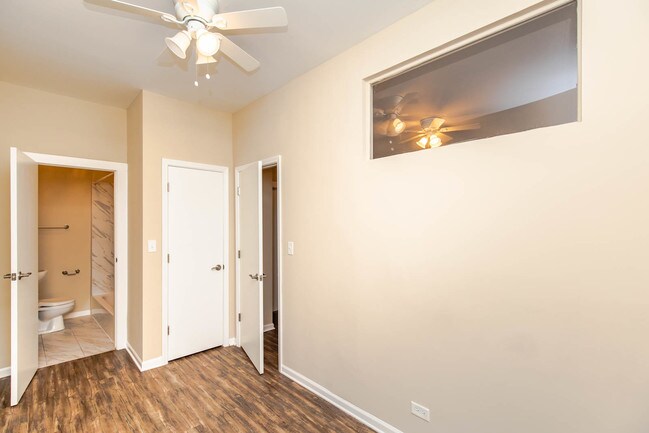 Foto del edificio - 2445 N Clybourn Ave