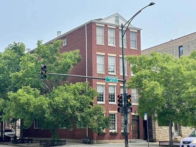Building Photo - 1424 W Division St