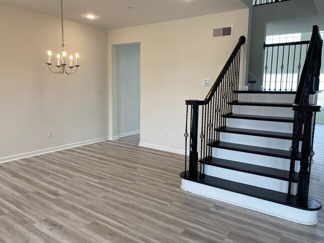 Building Photo - Gorgeous 5 bedroom, 3 bathroom Single Fami...