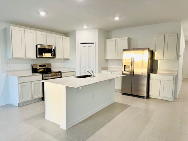 Foto del edificio - Home For Rent in Haines City with 4 Bedrooms and 2 Baths