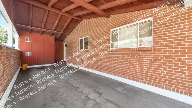 Building Photo - 2212 E La Mirada St