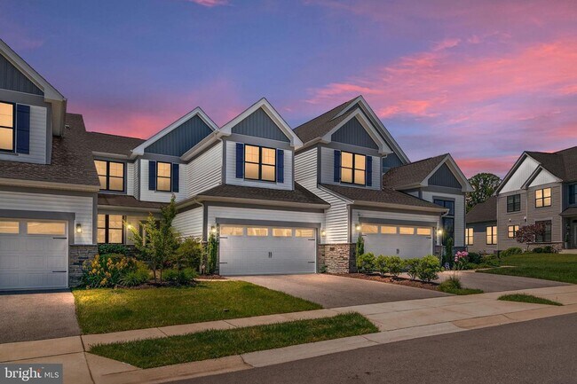 Building Photo - Luxurious and stunning 4bd 3.5bth home awaits you!