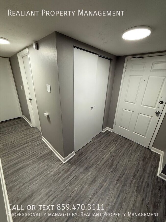 Building Photo - 2082 Fairmont Ct