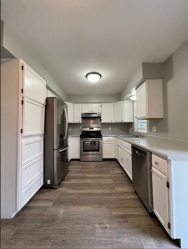Building Photo - Outstanding 5 Bedroom 2 Bathroom Single Fa...