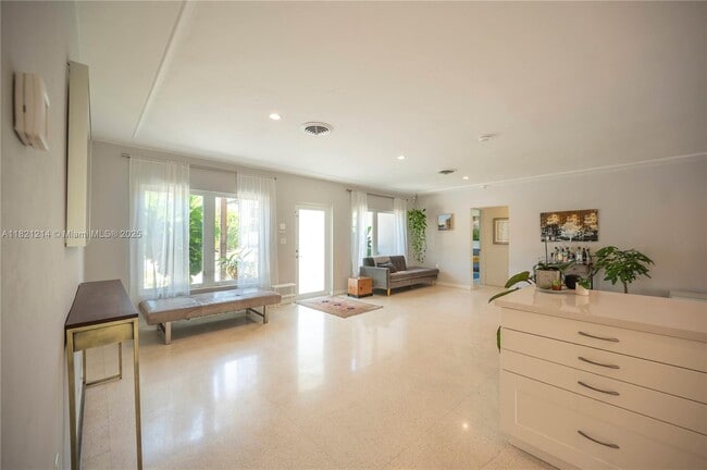 Foto del edificio - 920 W 43rd Ct