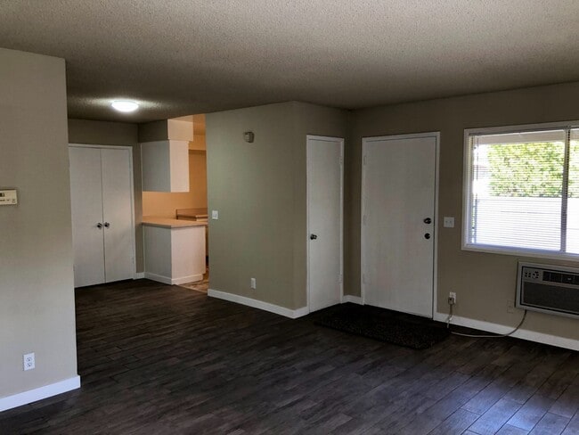 Building Photo - Airy 2 Bedroom 2 Bath with Front Patio