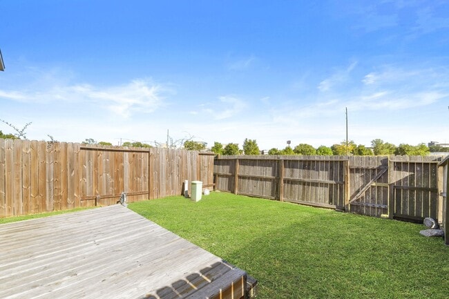 Building Photo - Stunning Corner Unit Townhome - Move-in special: Receive $100 off both your first and second mont...