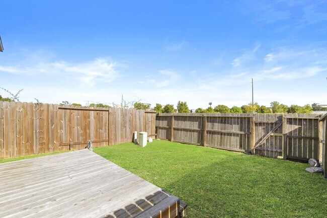 Foto del edificio - Stunning Corner Unit Townhome - Move-in special: Receive $100 off both your first and second mont...