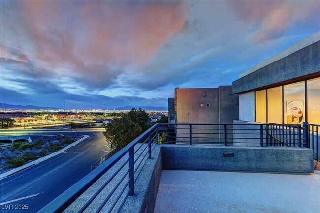 Building Photo - 861 Vegas View Dr