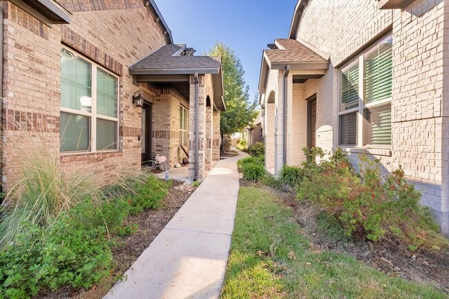 Building Photo - Captivating 2 Bedroom, 2.5 Bath Condo in Brushy Creek Community