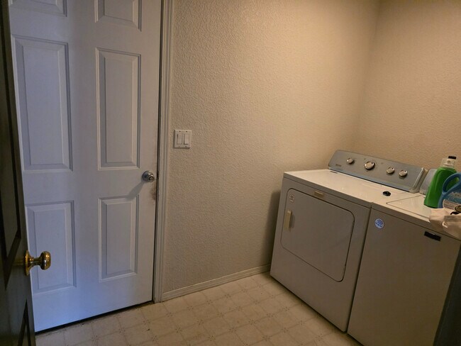 Foto del edificio - 725 NE Negus Pl