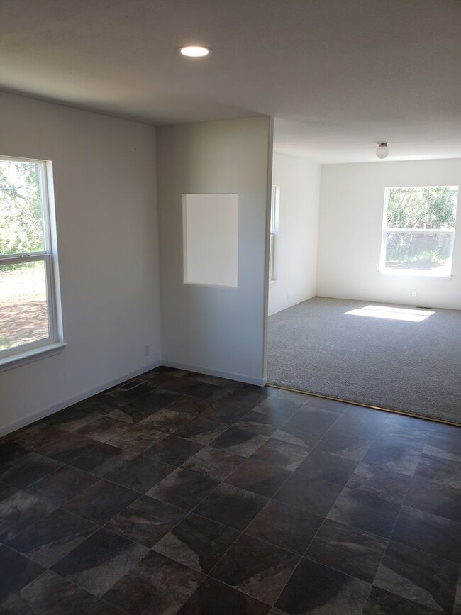 Building Photo - 24 X 60 MANUFACTURED HOME ON 1 1/3 ACRES