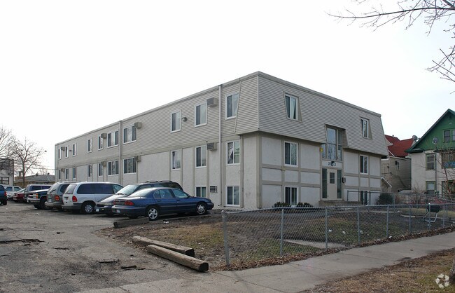 Building Photo - 2741 Pillsbury