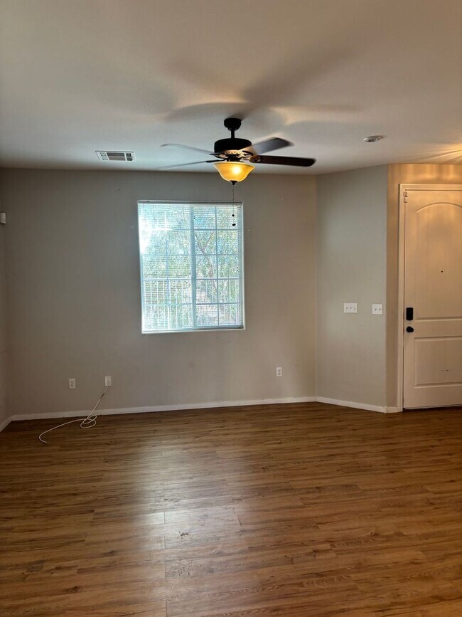 Building Photo - GREAT TOWNHOME LOCATED IN GATED COMMUNITY!!