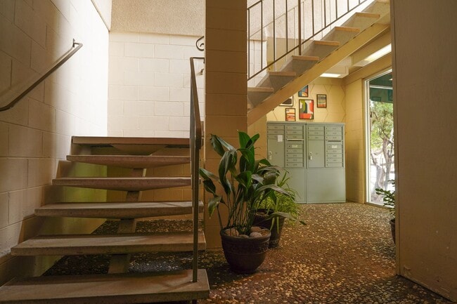 Building Photo - Beautiful 2 Bedroom Condo In Oakland!