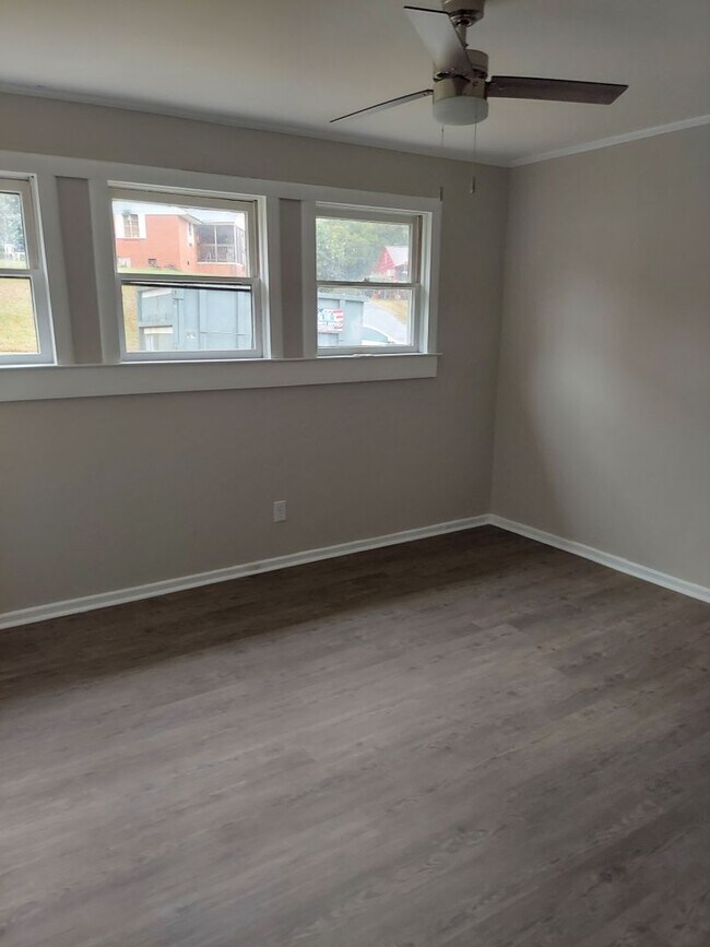 Foto del edificio - Left Side of Duplex