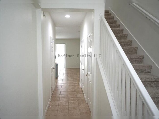 Building Photo - 2 Story Townhome in Pinellas Park