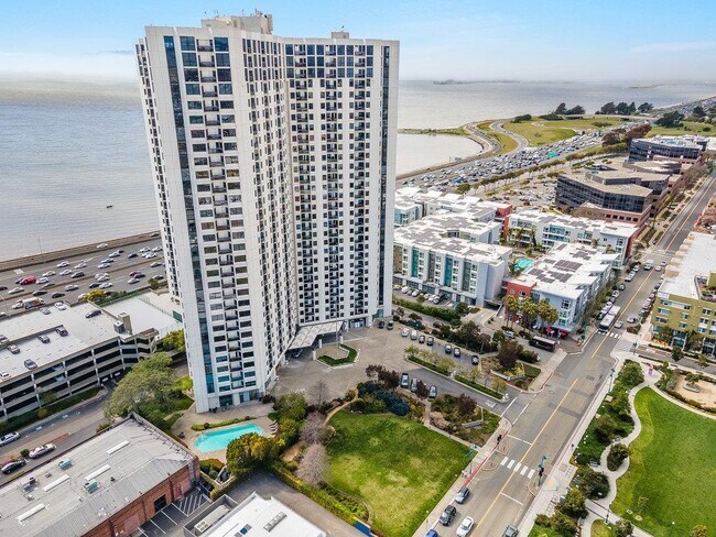 Foto del edificio - 6363 Christie Ave