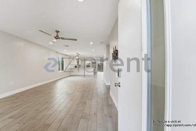 Building Photo - 1121 E Apache St