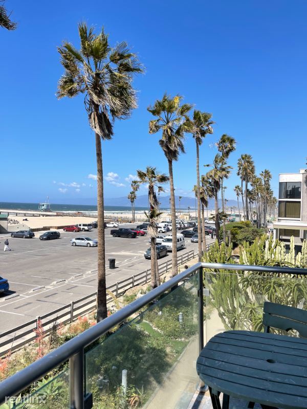 Foto del edificio - 3215 Ocean Front Walk