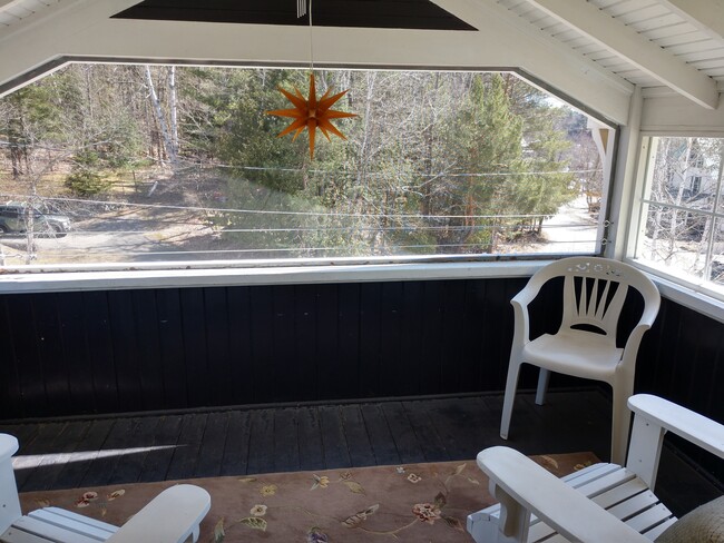 Private Screened Porch - 11 Circle St