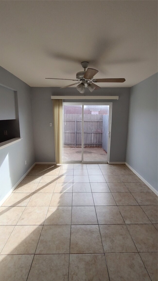 Foto del edificio - 4513 1/2 Bernardo De Galvez Ave