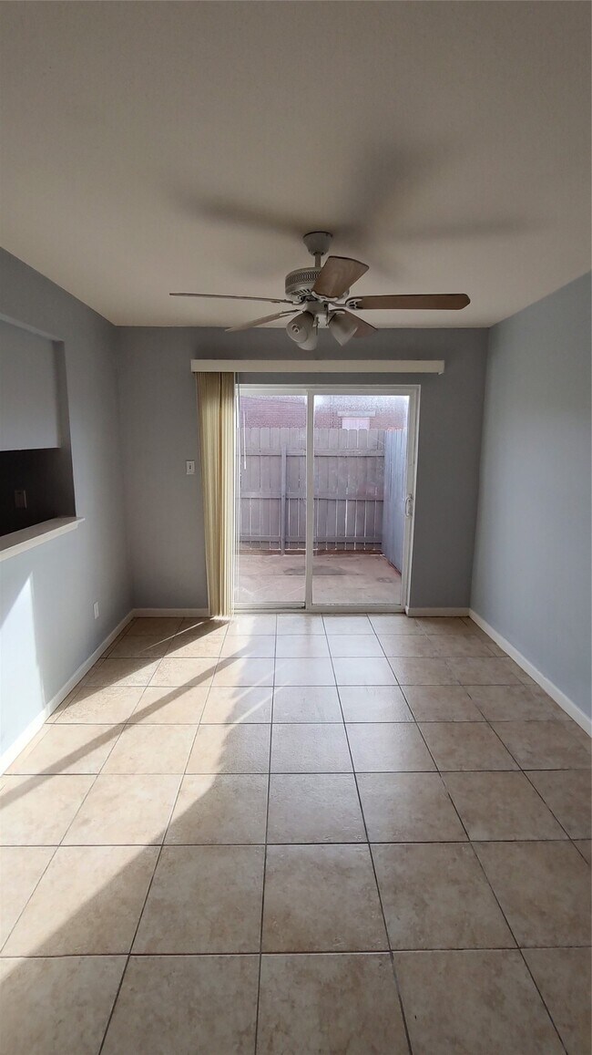 Building Photo - 4513 1/2 Bernardo De Galvez Ave